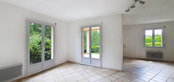 Maison T4 de plain pied avec terrain, quartier calme, proximité des commerces.