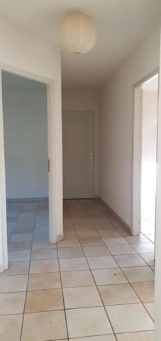 Maison T4 de plain pied avec terrain, quartier calme, proximité des commerces.