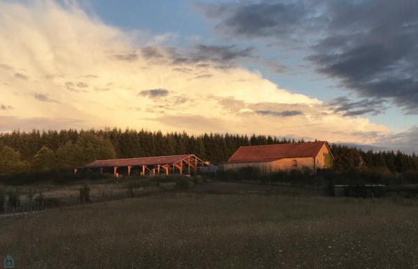 PROPRIETE EQUESTRE AVEC MAISON D’HABITATION ET 3 GITES INDEPENDANTS SUR 32 HA