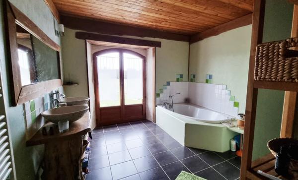 PROPRIETE EQUESTRE AVEC MAISON D’HABITATION ET 3 GITES INDEPENDANTS SUR 32 HA