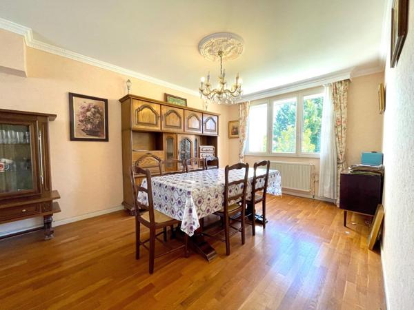 Maison mitoyenne avec terrasse et jardin