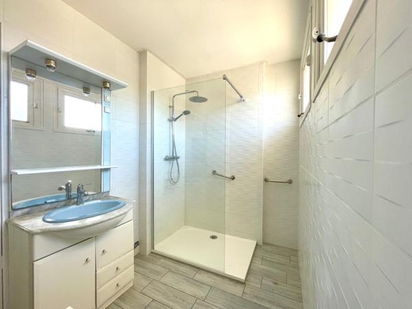 Maison mitoyenne avec terrasse et jardin