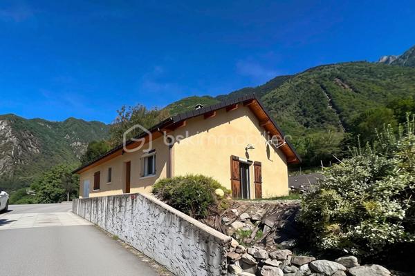Charmante maison de plain-pied à Épierre
Venez découvrir cette agréable maison de plain-pied, construite en 2012, offrant une surface habitable de 85 m². Exposée plein sud, elle bénéficie d'un environnement calme et verdoyant, idéal pour profiter d'un cadre de vie privilégié.
Édifiée sur un terrain de 547 m², cette maison conviendra aussi bien pour une résidence principale, une résidence secondaire ou un pied-à-terre à la montagne.
Dès l'entrée, vous serez séduit par une spacieuse et lumineuse pièce de vie d'environ 40 m² avec cuisine ouverte, moderne et entièrement équipée. Cet espace s'ouvre directement sur le jardin exposé plein sud, offrant une magnifique vue dégagée sur les montagnes environnantes.
L'espace nuit comprend trois chambres, toutes équipées de placards intégrés, une grande salle d'eau contemporaine avec un espace buanderie, ainsi qu'un WC indépendant.
Un accès direct mène au garage entièrement isolé, apportant un confort supplémentaire au quotidien.
Côté prestations, la maison dispose de menuiseries en double vitrage, de moustiquaires, de volets roulants électriques dans la pièce de vie, ainsi que d'une cuve enterrée de récupération des eaux pluviales de 3 m³ avec puits perdu.
Cette maison, saura vous séduire par son confort, sa luminosité et son cadre exceptionnel.
Une visite s'impose pour apprécier pleinement cette maison !