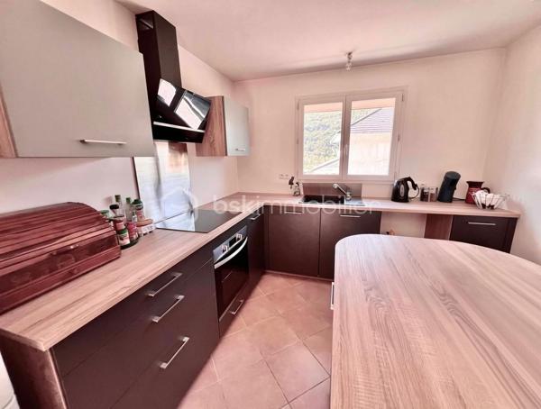 Charmante maison de plain-pied à Épierre
Venez découvrir cette agréable maison de plain-pied, construite en 2012, offrant une surface habitable de 85 m². Exposée plein sud, elle bénéficie d'un environnement calme et verdoyant, idéal pour profiter d'un cadre de vie privilégié.
Édifiée sur un terrain de 547 m², cette maison conviendra aussi bien pour une résidence principale, une résidence secondaire ou un pied-à-terre à la montagne.
Dès l'entrée, vous serez séduit par une spacieuse et lumineuse pièce de vie d'environ 40 m² avec cuisine ouverte, moderne et entièrement équipée. Cet espace s'ouvre directement sur le jardin exposé plein sud, offrant une magnifique vue dégagée sur les montagnes environnantes.
L'espace nuit comprend trois chambres, toutes équipées de placards intégrés, une grande salle d'eau contemporaine avec un espace buanderie, ainsi qu'un WC indépendant.
Un accès direct mène au garage entièrement isolé, apportant un confort supplémentaire au quotidien.
Côté prestations, la maison dispose de menuiseries en double vitrage, de moustiquaires, de volets roulants électriques dans la pièce de vie, ainsi que d'une cuve enterrée de récupération des eaux pluviales de 3 m³ avec puits perdu.
Cette maison, saura vous séduire par son confort, sa luminosité et son cadre exceptionnel.
Une visite s'impose pour apprécier pleinement cette maison !