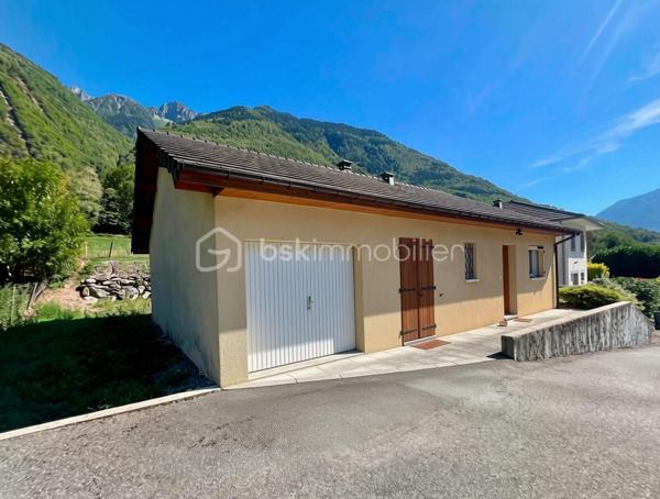 Charmante maison de plain-pied à Épierre
Venez découvrir cette agréable maison de plain-pied, construite en 2012, offrant une surface habitable de 85 m². Exposée plein sud, elle bénéficie d'un environnement calme et verdoyant, idéal pour profiter d'un cadre de vie privilégié.
Édifiée sur un terrain de 547 m², cette maison conviendra aussi bien pour une résidence principale, une résidence secondaire ou un pied-à-terre à la montagne.
Dès l'entrée, vous serez séduit par une spacieuse et lumineuse pièce de vie d'environ 40 m² avec cuisine ouverte, moderne et entièrement équipée. Cet espace s'ouvre directement sur le jardin exposé plein sud, offrant une magnifique vue dégagée sur les montagnes environnantes.
L'espace nuit comprend trois chambres, toutes équipées de placards intégrés, une grande salle d'eau contemporaine avec un espace buanderie, ainsi qu'un WC indépendant.
Un accès direct mène au garage entièrement isolé, apportant un confort supplémentaire au quotidien.
Côté prestations, la maison dispose de menuiseries en double vitrage, de moustiquaires, de volets roulants électriques dans la pièce de vie, ainsi que d'une cuve enterrée de récupération des eaux pluviales de 3 m³ avec puits perdu.
Cette maison, saura vous séduire par son confort, sa luminosité et son cadre exceptionnel.
Une visite s'impose pour apprécier pleinement cette maison !