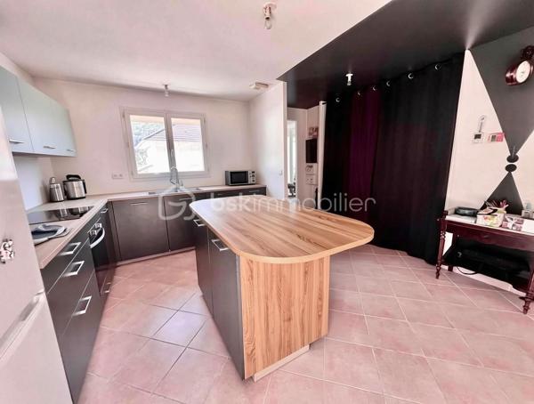Charmante maison de plain-pied à Épierre
Venez découvrir cette agréable maison de plain-pied, construite en 2012, offrant une surface habitable de 85 m². Exposée plein sud, elle bénéficie d'un environnement calme et verdoyant, idéal pour profiter d'un cadre de vie privilégié.
Édifiée sur un terrain de 547 m², cette maison conviendra aussi bien pour une résidence principale, une résidence secondaire ou un pied-à-terre à la montagne.
Dès l'entrée, vous serez séduit par une spacieuse et lumineuse pièce de vie d'environ 40 m² avec cuisine ouverte, moderne et entièrement équipée. Cet espace s'ouvre directement sur le jardin exposé plein sud, offrant une magnifique vue dégagée sur les montagnes environnantes.
L'espace nuit comprend trois chambres, toutes équipées de placards intégrés, une grande salle d'eau contemporaine avec un espace buanderie, ainsi qu'un WC indépendant.
Un accès direct mène au garage entièrement isolé, apportant un confort supplémentaire au quotidien.
Côté prestations, la maison dispose de menuiseries en double vitrage, de moustiquaires, de volets roulants électriques dans la pièce de vie, ainsi que d'une cuve enterrée de récupération des eaux pluviales de 3 m³ avec puits perdu.
Cette maison, saura vous séduire par son confort, sa luminosité et son cadre exceptionnel.
Une visite s'impose pour apprécier pleinement cette maison !