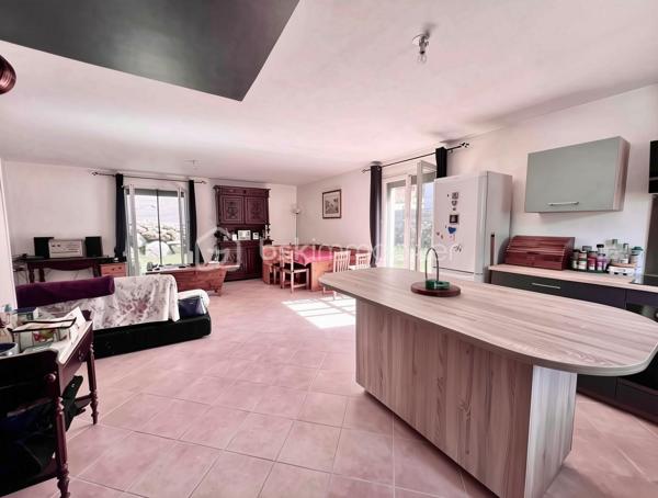 Charmante maison de plain-pied à Épierre
Venez découvrir cette agréable maison de plain-pied, construite en 2012, offrant une surface habitable de 85 m². Exposée plein sud, elle bénéficie d'un environnement calme et verdoyant, idéal pour profiter d'un cadre de vie privilégié.
Édifiée sur un terrain de 547 m², cette maison conviendra aussi bien pour une résidence principale, une résidence secondaire ou un pied-à-terre à la montagne.
Dès l'entrée, vous serez séduit par une spacieuse et lumineuse pièce de vie d'environ 40 m² avec cuisine ouverte, moderne et entièrement équipée. Cet espace s'ouvre directement sur le jardin exposé plein sud, offrant une magnifique vue dégagée sur les montagnes environnantes.
L'espace nuit comprend trois chambres, toutes équipées de placards intégrés, une grande salle d'eau contemporaine avec un espace buanderie, ainsi qu'un WC indépendant.
Un accès direct mène au garage entièrement isolé, apportant un confort supplémentaire au quotidien.
Côté prestations, la maison dispose de menuiseries en double vitrage, de moustiquaires, de volets roulants électriques dans la pièce de vie, ainsi que d'une cuve enterrée de récupération des eaux pluviales de 3 m³ avec puits perdu.
Cette maison, saura vous séduire par son confort, sa luminosité et son cadre exceptionnel.
Une visite s'impose pour apprécier pleinement cette maison !