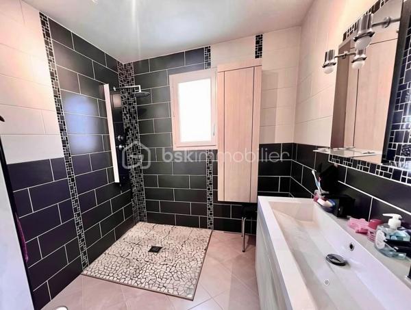 Charmante maison de plain-pied à Épierre
Venez découvrir cette agréable maison de plain-pied, construite en 2012, offrant une surface habitable de 85 m². Exposée plein sud, elle bénéficie d'un environnement calme et verdoyant, idéal pour profiter d'un cadre de vie privilégié.
Édifiée sur un terrain de 547 m², cette maison conviendra aussi bien pour une résidence principale, une résidence secondaire ou un pied-à-terre à la montagne.
Dès l'entrée, vous serez séduit par une spacieuse et lumineuse pièce de vie d'environ 40 m² avec cuisine ouverte, moderne et entièrement équipée. Cet espace s'ouvre directement sur le jardin exposé plein sud, offrant une magnifique vue dégagée sur les montagnes environnantes.
L'espace nuit comprend trois chambres, toutes équipées de placards intégrés, une grande salle d'eau contemporaine avec un espace buanderie, ainsi qu'un WC indépendant.
Un accès direct mène au garage entièrement isolé, apportant un confort supplémentaire au quotidien.
Côté prestations, la maison dispose de menuiseries en double vitrage, de moustiquaires, de volets roulants électriques dans la pièce de vie, ainsi que d'une cuve enterrée de récupération des eaux pluviales de 3 m³ avec puits perdu.
Cette maison, saura vous séduire par son confort, sa luminosité et son cadre exceptionnel.
Une visite s'impose pour apprécier pleinement cette maison !