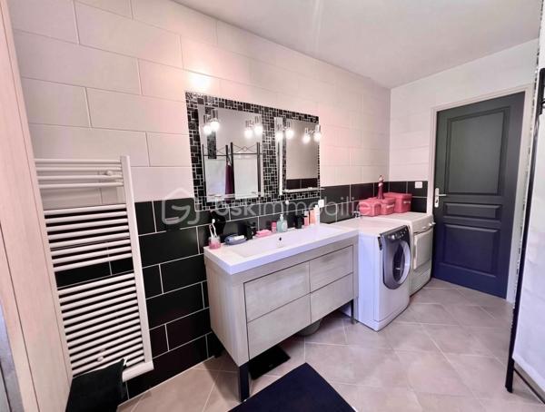 Charmante maison de plain-pied à Épierre
Venez découvrir cette agréable maison de plain-pied, construite en 2012, offrant une surface habitable de 85 m². Exposée plein sud, elle bénéficie d'un environnement calme et verdoyant, idéal pour profiter d'un cadre de vie privilégié.
Édifiée sur un terrain de 547 m², cette maison conviendra aussi bien pour une résidence principale, une résidence secondaire ou un pied-à-terre à la montagne.
Dès l'entrée, vous serez séduit par une spacieuse et lumineuse pièce de vie d'environ 40 m² avec cuisine ouverte, moderne et entièrement équipée. Cet espace s'ouvre directement sur le jardin exposé plein sud, offrant une magnifique vue dégagée sur les montagnes environnantes.
L'espace nuit comprend trois chambres, toutes équipées de placards intégrés, une grande salle d'eau contemporaine avec un espace buanderie, ainsi qu'un WC indépendant.
Un accès direct mène au garage entièrement isolé, apportant un confort supplémentaire au quotidien.
Côté prestations, la maison dispose de menuiseries en double vitrage, de moustiquaires, de volets roulants électriques dans la pièce de vie, ainsi que d'une cuve enterrée de récupération des eaux pluviales de 3 m³ avec puits perdu.
Cette maison, saura vous séduire par son confort, sa luminosité et son cadre exceptionnel.
Une visite s'impose pour apprécier pleinement cette maison !