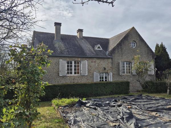 MAGNIFIQUE PROPRIETE A RENOVER AVEC MAISON EN PIERRE DE 227 M2 HABITABLE SUR UNE PARCELLE DE 3000 M2 AVEC DOUBLE GARAGE