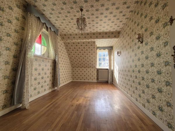MAGNIFIQUE PROPRIETE A RENOVER AVEC MAISON EN PIERRE DE 227 M2 HABITABLE SUR UNE PARCELLE DE 3000 M2 AVEC DOUBLE GARAGE