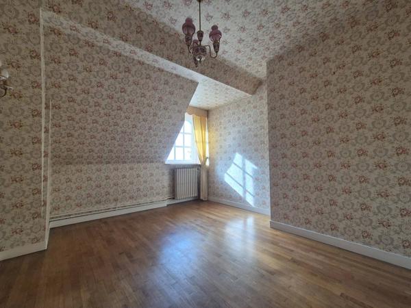 MAGNIFIQUE PROPRIETE A RENOVER AVEC MAISON EN PIERRE DE 227 M2 HABITABLE SUR UNE PARCELLE DE 3000 M2 AVEC DOUBLE GARAGE