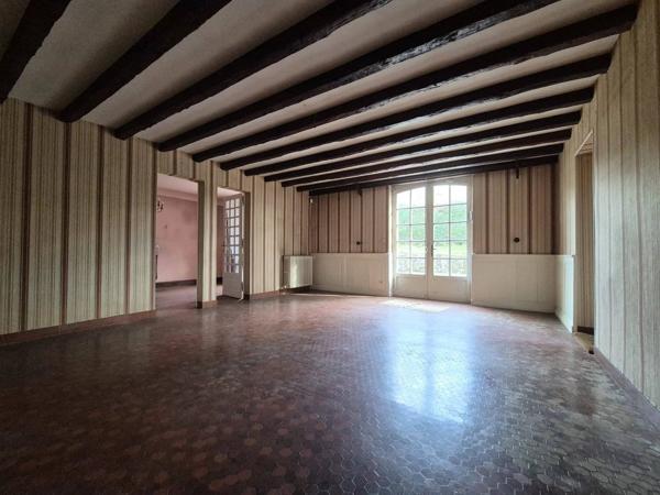 MAGNIFIQUE PROPRIETE A RENOVER AVEC MAISON EN PIERRE DE 227 M2 HABITABLE SUR UNE PARCELLE DE 3000 M2 AVEC DOUBLE GARAGE