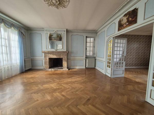 MAGNIFIQUE PROPRIETE A RENOVER AVEC MAISON EN PIERRE DE 227 M2 HABITABLE SUR UNE PARCELLE DE 3000 M2 AVEC DOUBLE GARAGE