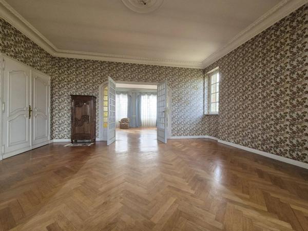 MAGNIFIQUE PROPRIETE A RENOVER AVEC MAISON EN PIERRE DE 227 M2 HABITABLE SUR UNE PARCELLE DE 3000 M2 AVEC DOUBLE GARAGE