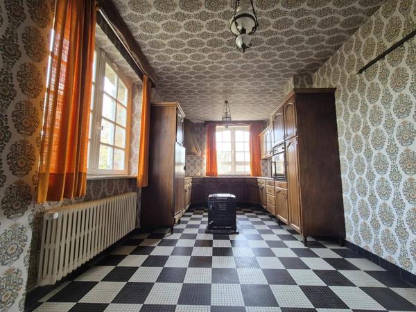 MAGNIFIQUE PROPRIETE A RENOVER AVEC MAISON EN PIERRE DE 227 M2 HABITABLE SUR UNE PARCELLE DE 3000 M2 AVEC DOUBLE GARAGE