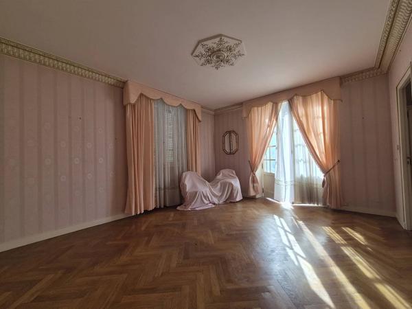 MAGNIFIQUE PROPRIETE A RENOVER AVEC MAISON EN PIERRE DE 227 M2 HABITABLE SUR UNE PARCELLE DE 3000 M2 AVEC DOUBLE GARAGE