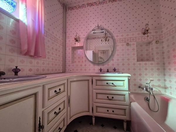 MAGNIFIQUE PROPRIETE A RENOVER AVEC MAISON EN PIERRE DE 227 M2 HABITABLE SUR UNE PARCELLE DE 3000 M2 AVEC DOUBLE GARAGE