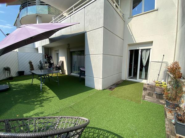 LONS - Superbe T3 de 70 m²  avec terrasse de 38 m² et deux places de parking