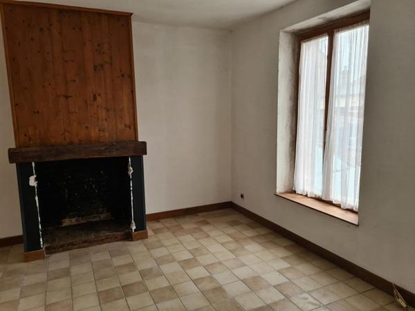 Exclusivité - Les Andelys centre - Maison en pierre  d'environ 140 m2  + une grange à rénover sur 1.297 m2 de terrain plat  - Prix : 99.990