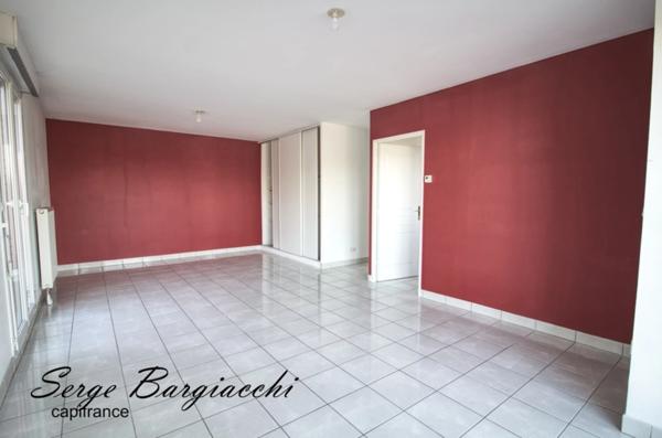 A Douai (59), Appartement en résidence de type 3, 67m², 2 chambres, balcon et parking