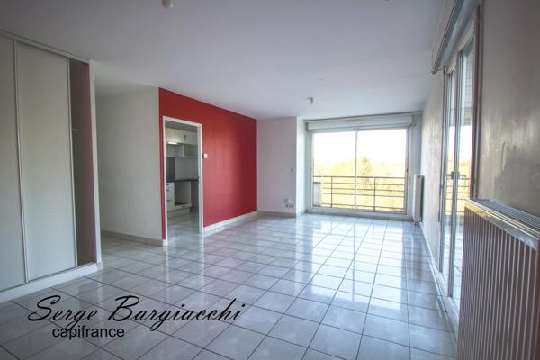 A Douai (59), Appartement en résidence de type 3, 67m², 2 chambres, balcon et parking
