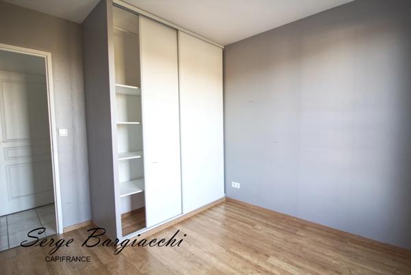 A Douai (59), Appartement en résidence de type 3, 67m², 2 chambres, balcon et parking