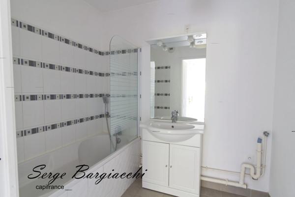 A Douai (59), Appartement en résidence de type 3, 67m², 2 chambres, balcon et parking