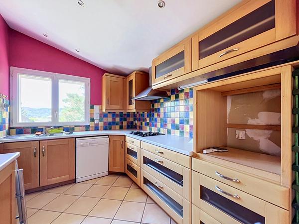 Maison Livron Sur Drome  144 m2, 4 chambres, 18500m² de terrain , campagne, pierres, dependances
