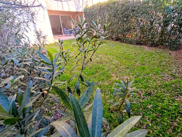 L'Isle-sur-la-Sorgue (84800) Appartement RDC avec jardin dans résidence sécurisée avec place de parking extérieure proche de la ville