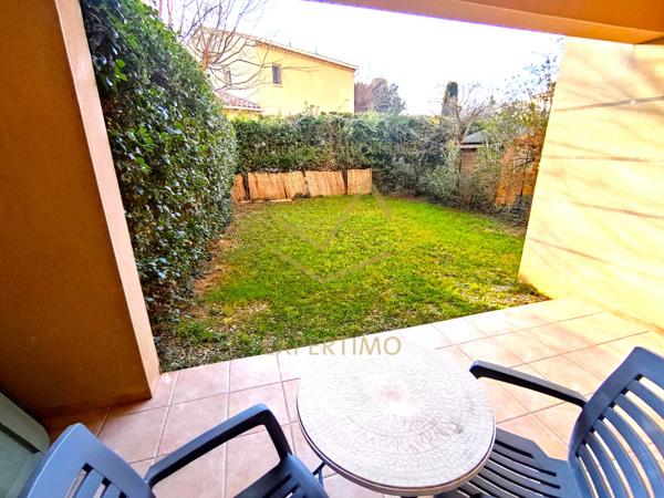 L'Isle-sur-la-Sorgue (84800) Appartement RDC avec jardin dans résidence sécurisée avec place de parking extérieure proche de la ville