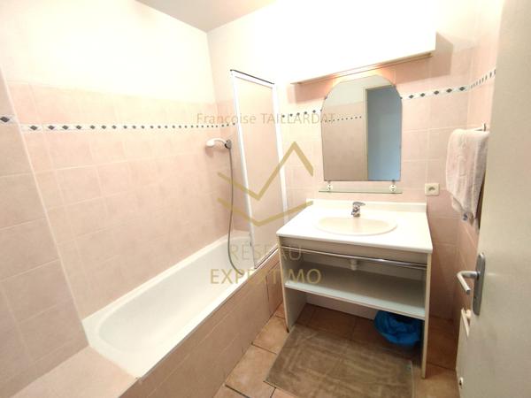 L'Isle-sur-la-Sorgue (84800) Appartement RDC avec jardin dans résidence sécurisée avec place de parking extérieure proche de la ville