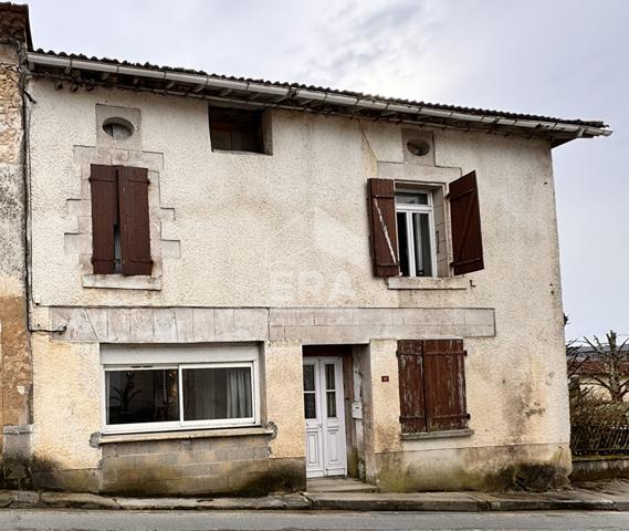 A VENDRE MAISON DE BOURG DE 270M² AVEC TERRAIN A FINIR DE RESTAURER.