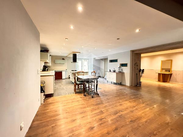 A VENDRE MAISON DE BOURG DE 270M² AVEC TERRAIN A FINIR DE RESTAURER.