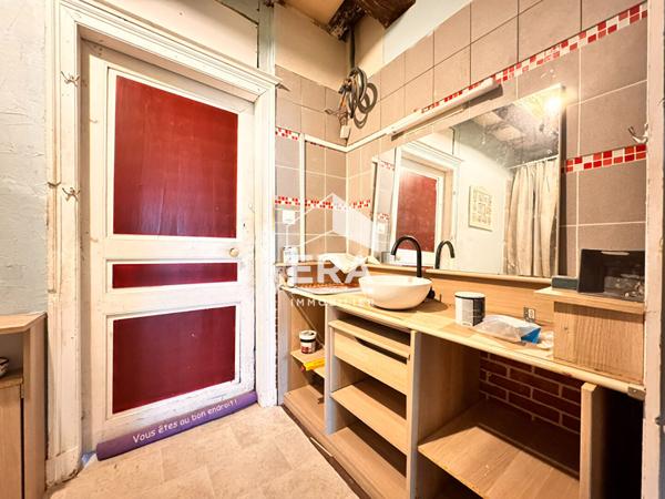 A VENDRE MAISON DE BOURG DE 270M² AVEC TERRAIN A FINIR DE RESTAURER.