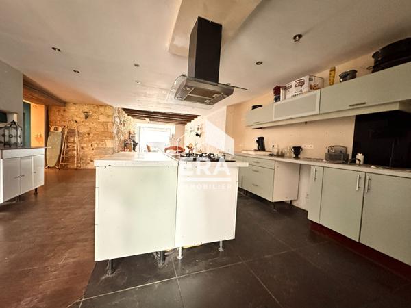 A VENDRE MAISON DE BOURG DE 270M² AVEC TERRAIN A FINIR DE RESTAURER.