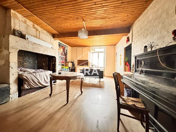 A VENDRE MAISON DE BOURG DE 270M² AVEC TERRAIN A FINIR DE RESTAURER.