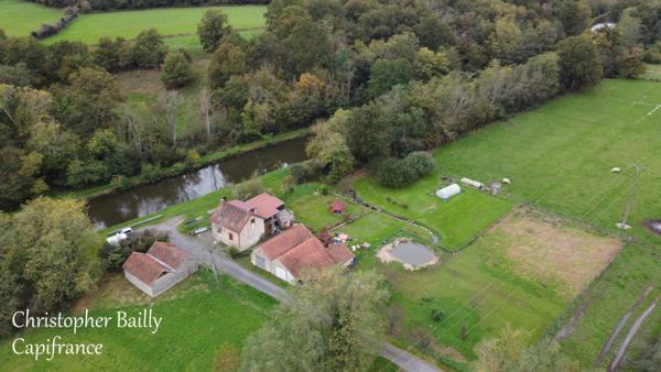 Maison atypique avec dépendances et un terrain de 1,6 hectares