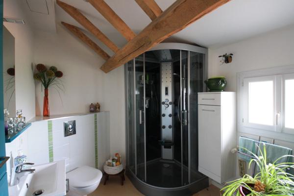 Maison atypique avec dépendances et un terrain de 1,6 hectares