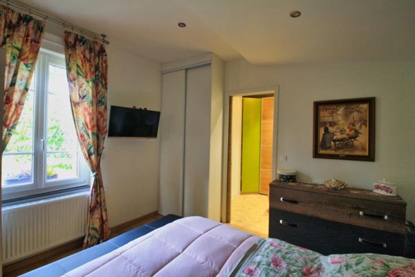 Maison atypique avec dépendances et un terrain de 1,6 hectares