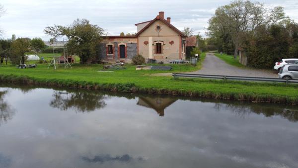 Maison atypique avec dépendances et un terrain de 1,6 hectares