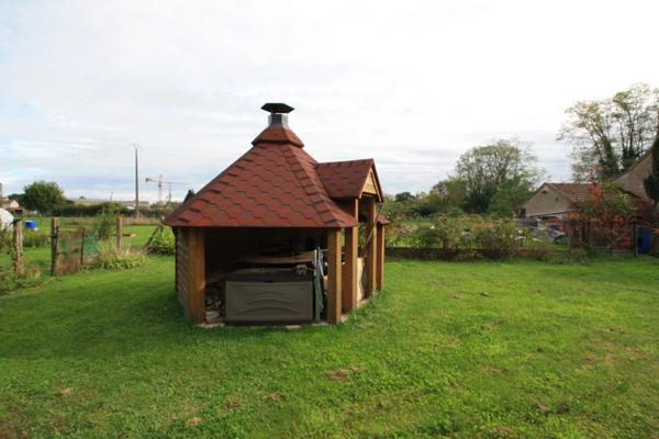 Maison atypique avec dépendances et un terrain de 1,6 hectares