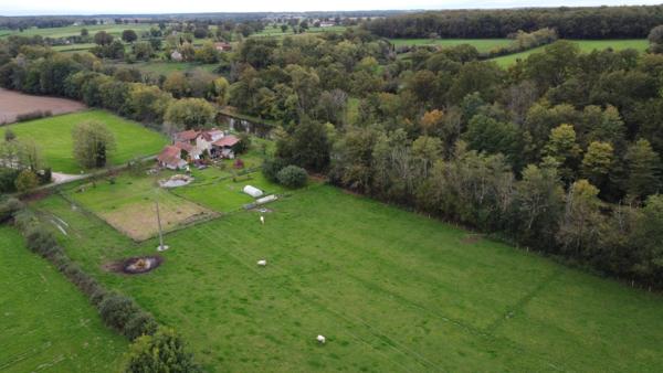 Maison atypique avec dépendances et un terrain de 1,6 hectares