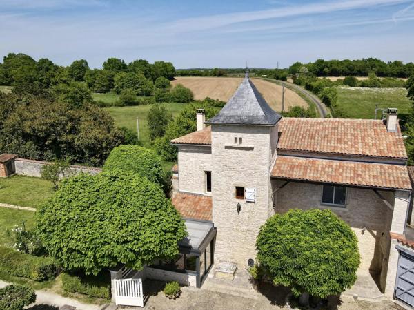 Logis du XVIe siècle rénové et proche de Ruffec