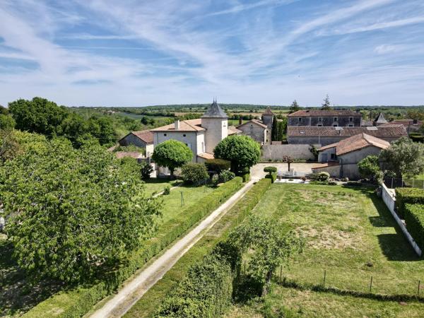 Logis du XVIe siècle rénové et proche de Ruffec