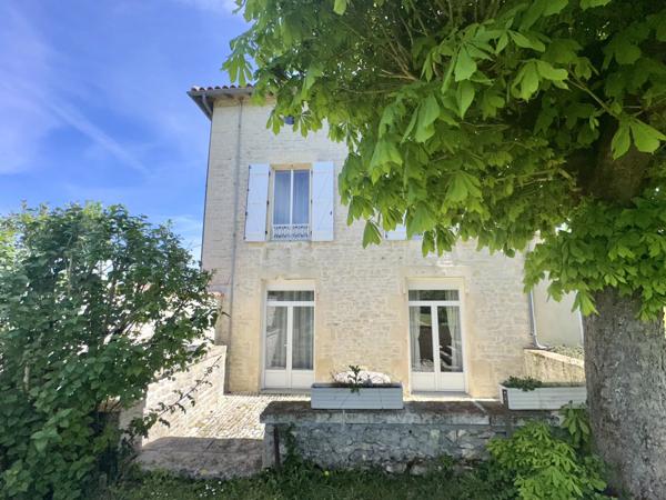 Logis du XVIe siècle rénové et proche de Ruffec