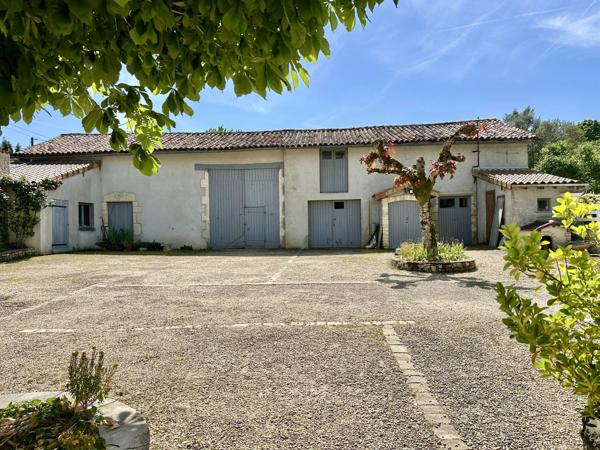 Logis du XVIe siècle rénové et proche de Ruffec