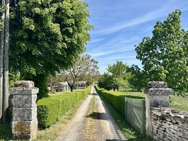 Logis du XVIe siècle rénové et proche de Ruffec