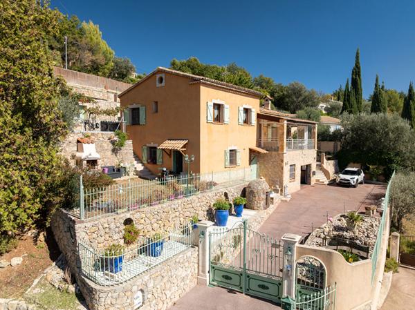 A VENDRE à DRAGUIGNAN - Propriété de 185m² avec dépendances et PISCINE