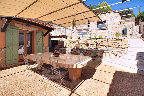A VENDRE à DRAGUIGNAN - Propriété de 185m² avec dépendances et PISCINE